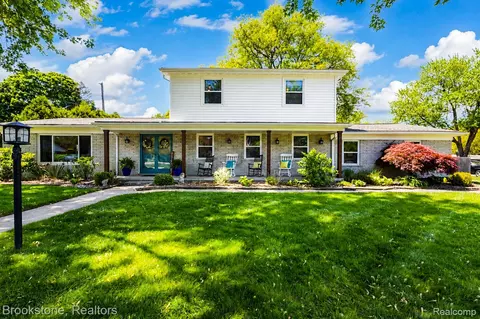 20323 N Riverhill Dr, Clinton Township, MI 48036