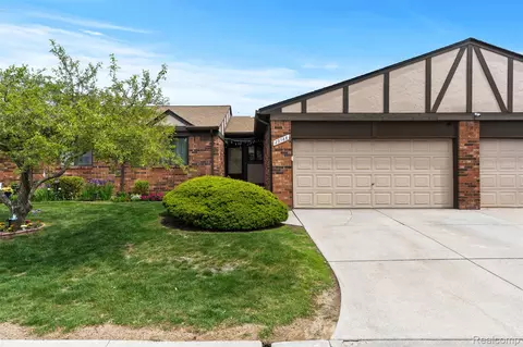 29588 Sycamore Dr, Warren, MI 48092