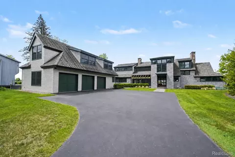 12410 Woodhull Lndg, Fenton, MI 48430