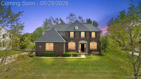 695 Dennison Ct, Oakland, MI 48363