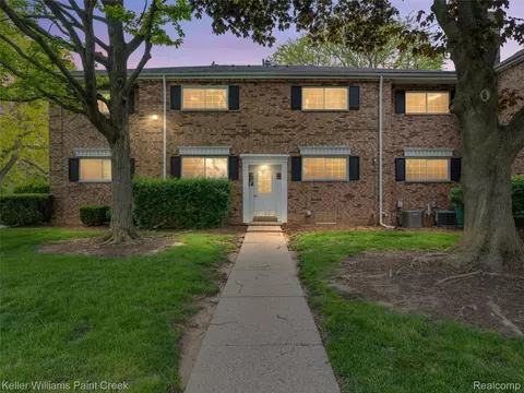 685 E Fox Hills Dr #67, Bloomfield Hills, MI 48304