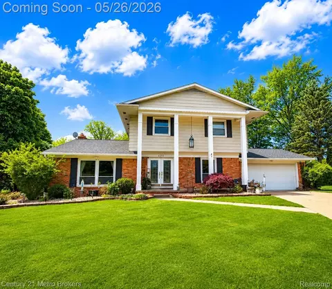 6292 Kings Pointe Cir, Grand Blanc, MI 48439