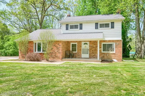293 Hickory Place Dr, Deerfield, MI 48421