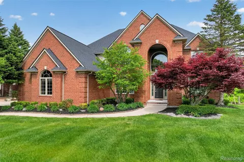 2747 Pebble Beach Dr, Oakland, MI 48363