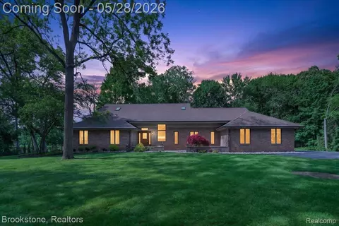 2610 Vanel Ct, West Bloomfield, MI 48324