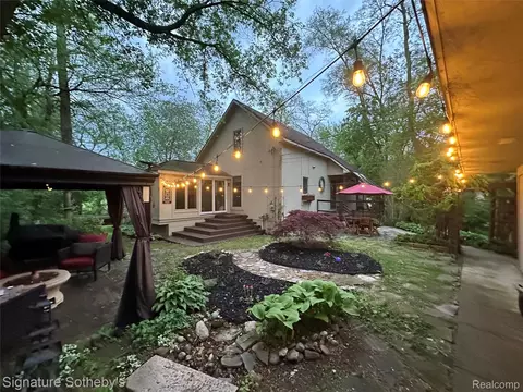 4945 Whitlow Ct, Commerce, MI 48382