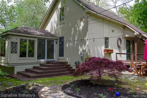 4945 Whitlow Ct, Commerce, MI 48382