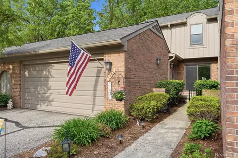 1687 Lodge Pole Ln, Rochester Hills, MI 48309