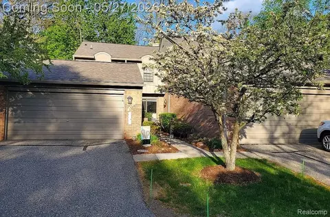 1687 Lodge Pole Ln, Rochester Hills, MI 48309