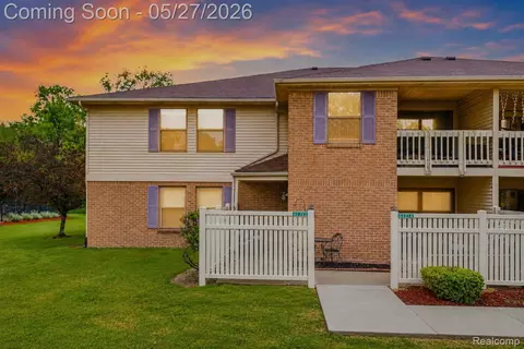 61212 Greenwood Dr, South Lyon, MI 48178