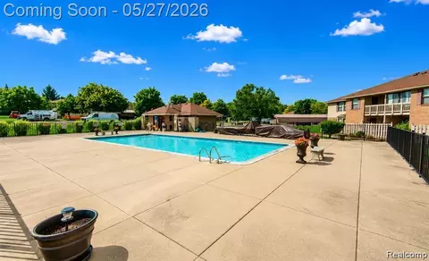 61212 Greenwood Dr, South Lyon, MI 48178