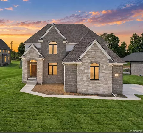 710 Marlayna Dr, Oxford, MI 48371