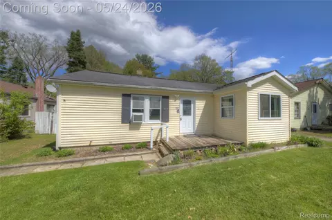 3542 East St, Hartland, MI 48353