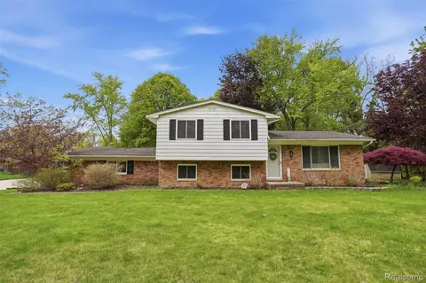 2478 Hiller Rd, West Bloomfield, MI 48324