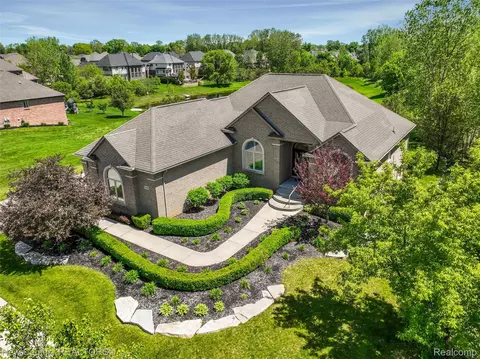 55490 Whispering Hills Dr, Shelby Township, MI 48316