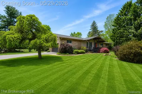 6933 Hubbard Hills Dr, Independence, MI 48348