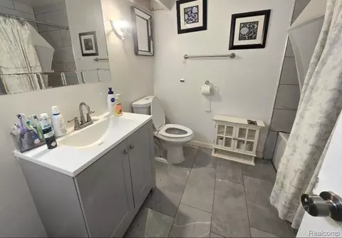Bath - 3224 Circle Dr, Flint, MI 48507 photo 1 of 3