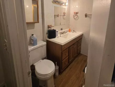Bath - 3224 Circle Dr, Flint, MI 48507 photo 3 of 3