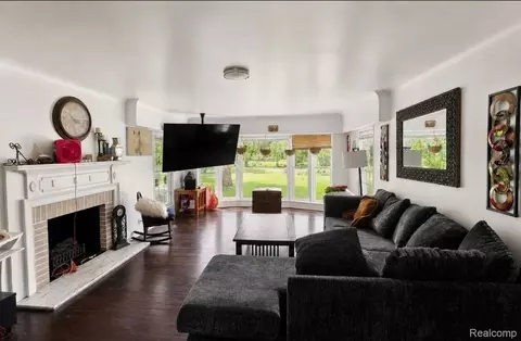 Living - 3224 Circle Dr, Flint, MI 48507 photo 1 of 1