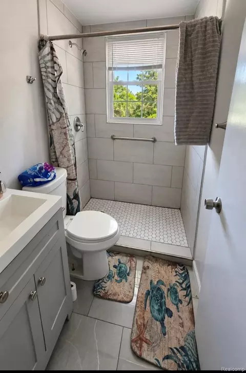 Bath - 3224 Circle Dr, Flint, MI 48507 photo 2 of 3