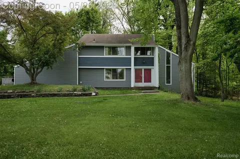 25201 Briarwyke Dr, Farmington Hills, MI 48336