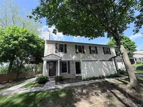 7595 Woodview Dr, Waterford, MI 48327