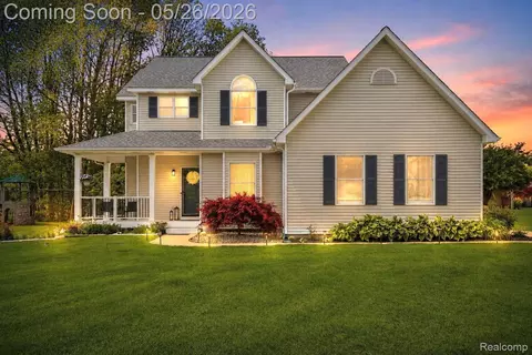 2389 Golfview Cir, Fenton, MI 48430