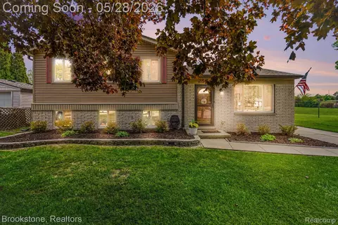 2564 Rainbow Dr, Troy, MI 48083
