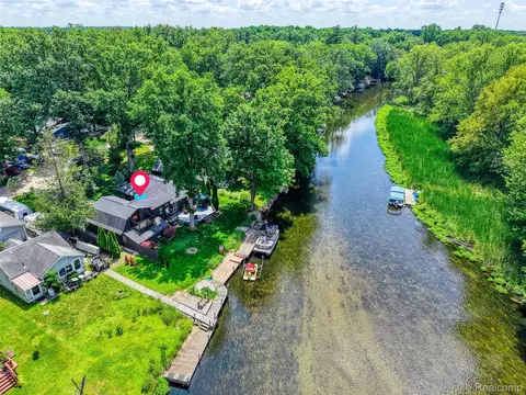 6415 Riverdale Rd, Whitmore Lake, MI 48189