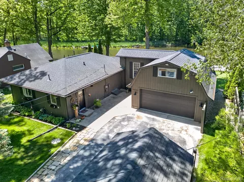 6415 Riverdale Rd, Whitmore Lake, MI 48189