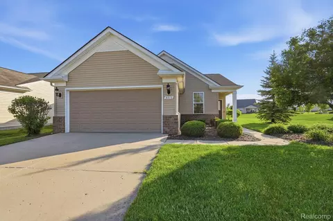 9370 Sand Hill Dr, Grand Blanc, MI 48439