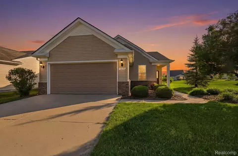 9370 Sand Hill Dr, Grand Blanc, MI 48439