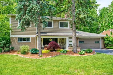 2172 Devonshire Rd, Bloomfield Township, MI 48302