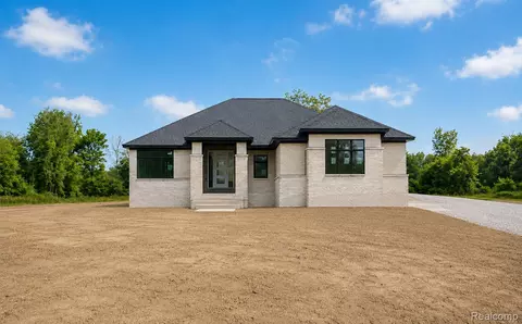 4930 Daisy Ln, Almont, MI 48003
