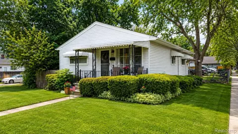 714 E Beverly Ave, Pontiac, MI 48340