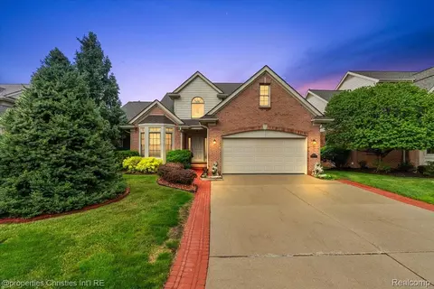 47274 Hunters Park Dr, Plymouth, MI 48170