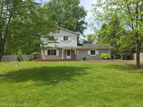 895 Garner N, Milford, MI 48380