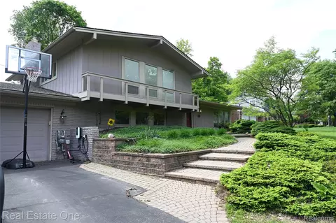 5382 Van Ness Dr, Bloomfield Hills, MI 48302
