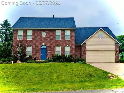 16181 Valcrest Dr, Fenton, MI 48451