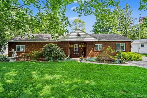 5830 Eldridge Dr, Waterford, MI 48327