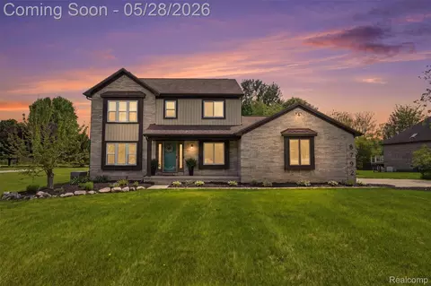 8792 Salem Farms Dr, South Lyon, MI 48178