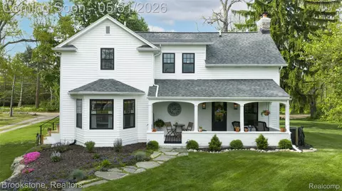 8322 Buckell Lk, Groveland, MI 48442