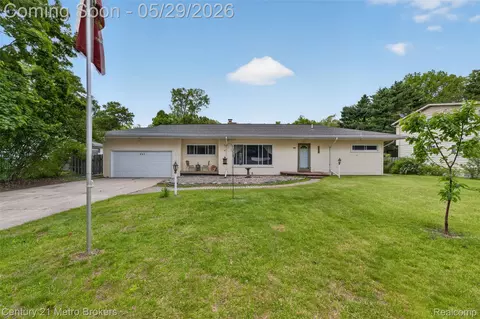 985 S Park St, Highland, MI 48356