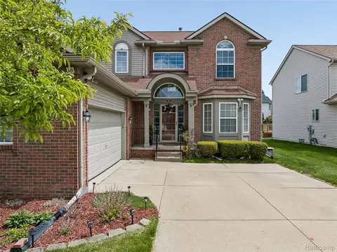 216 Tucker St, Pontiac, MI 48341
