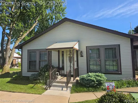 40318 Newport Dr E, Plymouth, MI 48170