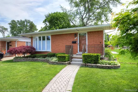 702 Woodlawn Ave, Royal Oak, MI 48073
