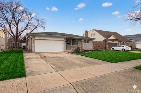 2995 Groves Dr, Sterling Heights, MI 48310
