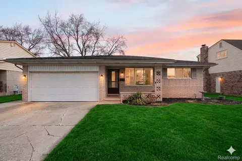 2995 Groves Dr, Sterling Heights, MI 48310