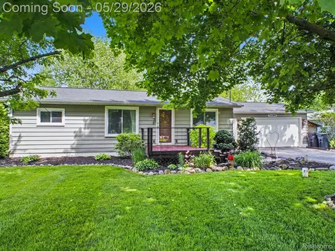 5499 Robin Dr, Grand Blanc, MI 48439