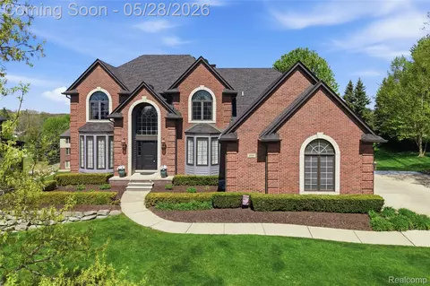 668 Springview Dr, Rochester, MI 48307